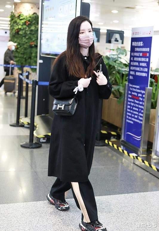 张萌|张萌罕见携丈夫走机场，丈夫发福变油腻大叔，与娇妻颜值差别太大