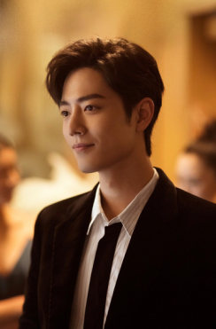 肖战|肖战抱小孩照片引热议，在线辟谣隐婚生子，并对转账问题进行回应