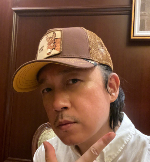 办公室|参观潘粤明住的豪宅,在家设计私人办公室,桌子上摆一堆书法用品