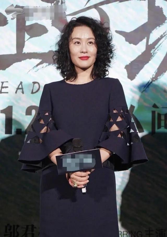 发型|邬君梅真是“国际脸”，穿喇叭袖连衣裙很优雅，换个发型更减龄