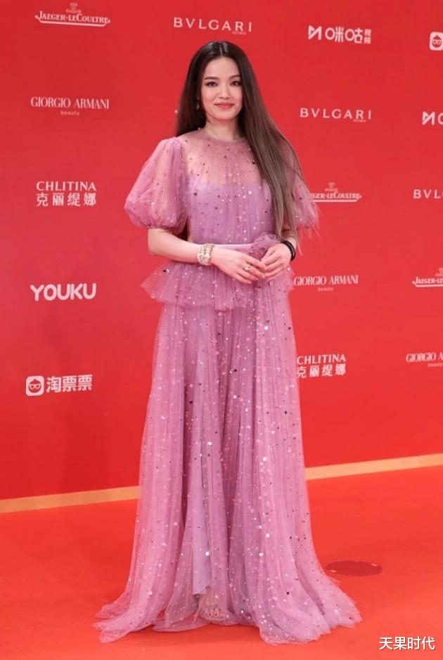 杀青|45岁舒淇真有少女感，穿粉色薄纱裙大秀身材，亮片薄纱宛若公主