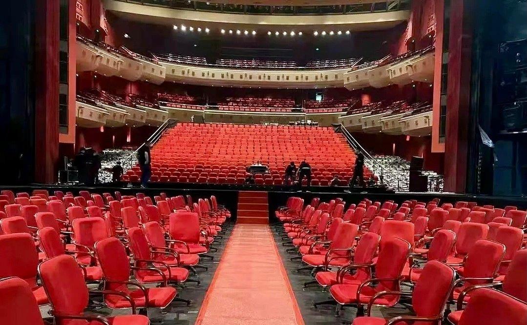 肖战|近在咫尺！话剧内场座位曝光，父母陪伴与品牌守护，肖战成为焦点