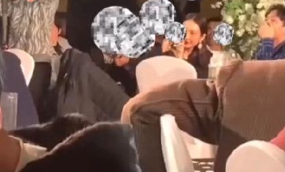 王鸥|姐弟恋实锤且好事将近？王鸥带何九华参加婚礼，腹部隆起疑有孕