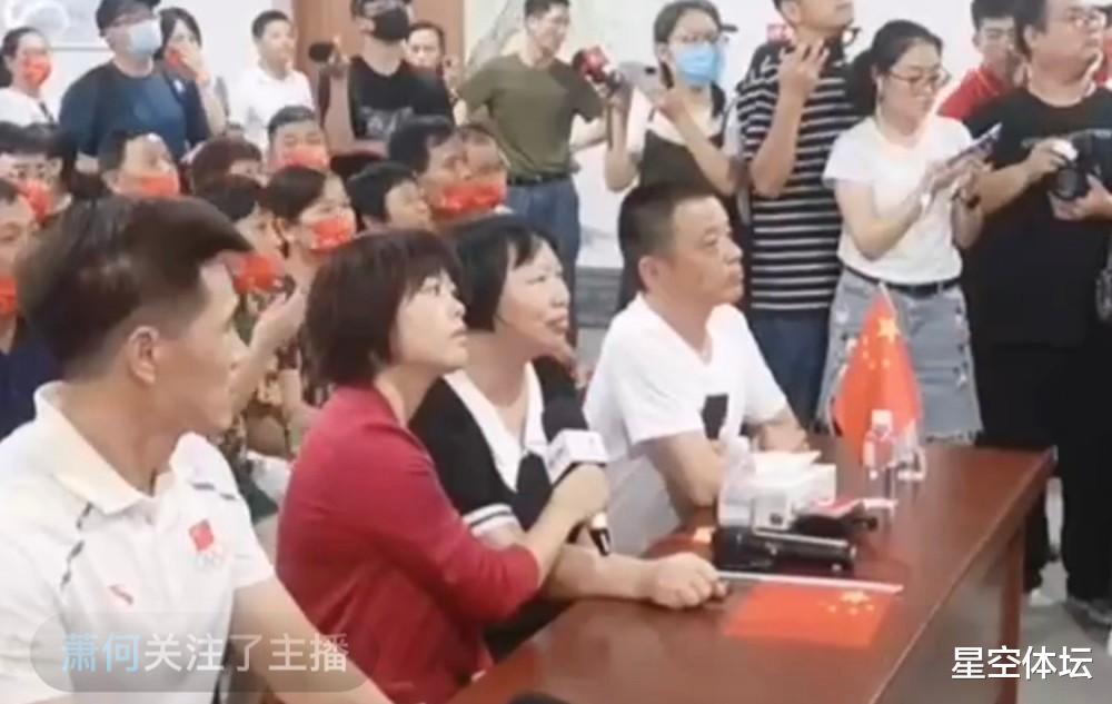 奥运会|女儿杨倩夺奥运首金后！妈妈握拳头落泪，杨倩妈妈：为女儿骄傲！