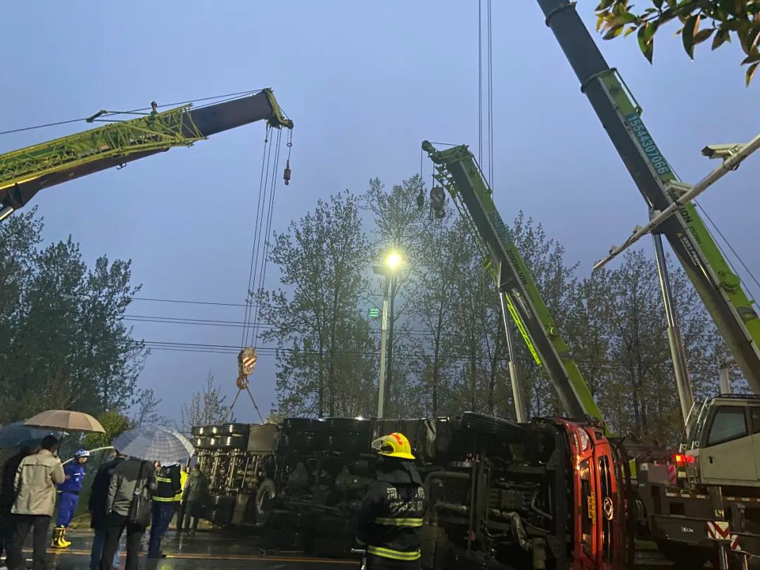 新报业传媒 惊险！信阳一辆装载30吨汽油的油罐车侧翻泄漏