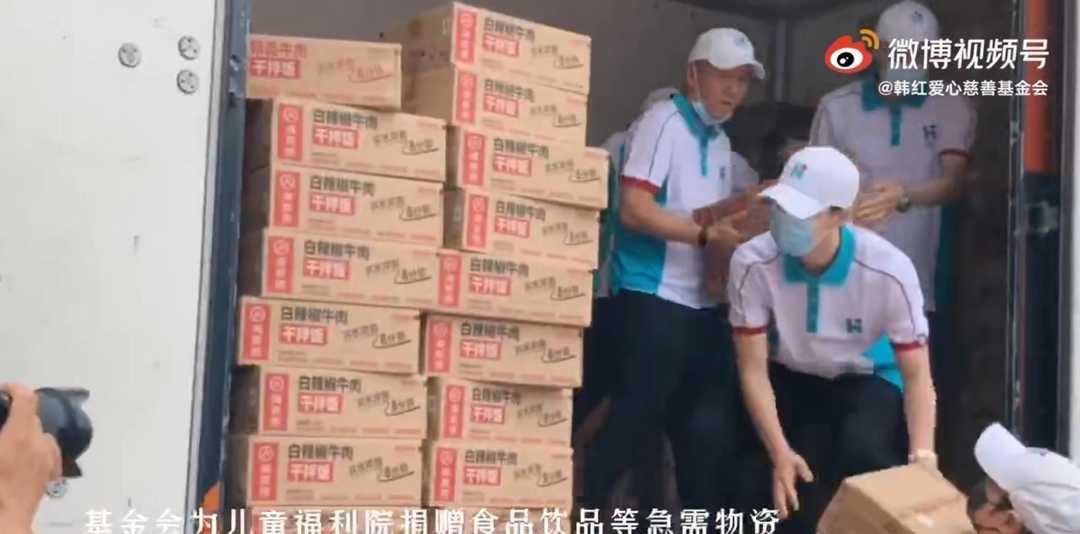 王一博|王一博抱着孩子的画面太温暖了，一次搬三箱水，默默做事的一博