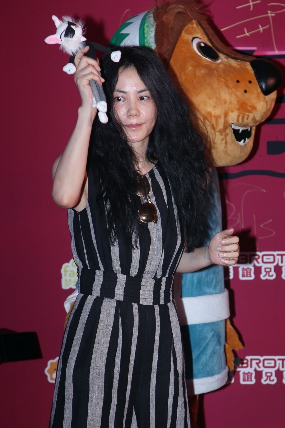 饮食|王菲同框窦靖童也放飞，烫“迪克牛仔式”卷发，配连体裤真豪横