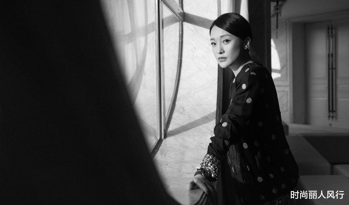时尚丽人风行|周迅穿香奈儿真大胆!刺绣套装配黑丝一点不土,她穿Chanel从不翻车