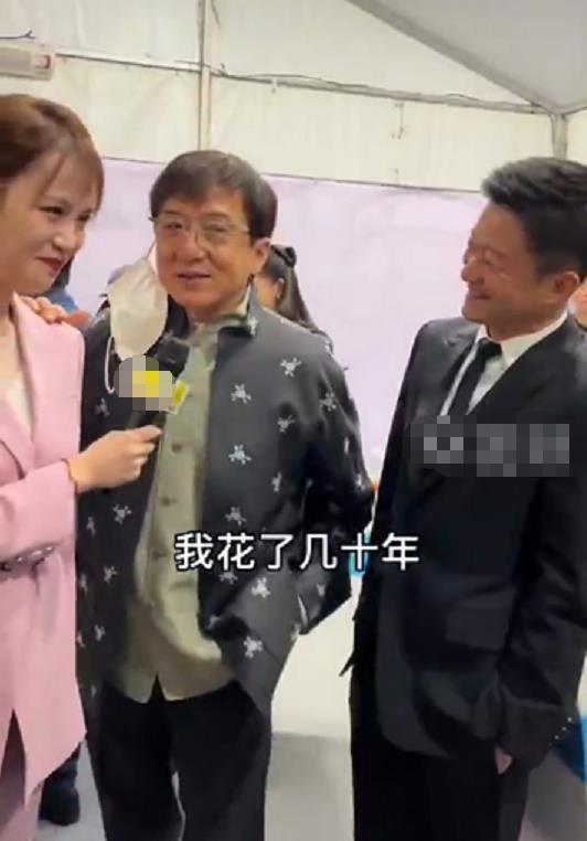 成龙|成龙出镜受采访，顺势将手放在女主持肩上，女方表情尴尬不敢直视