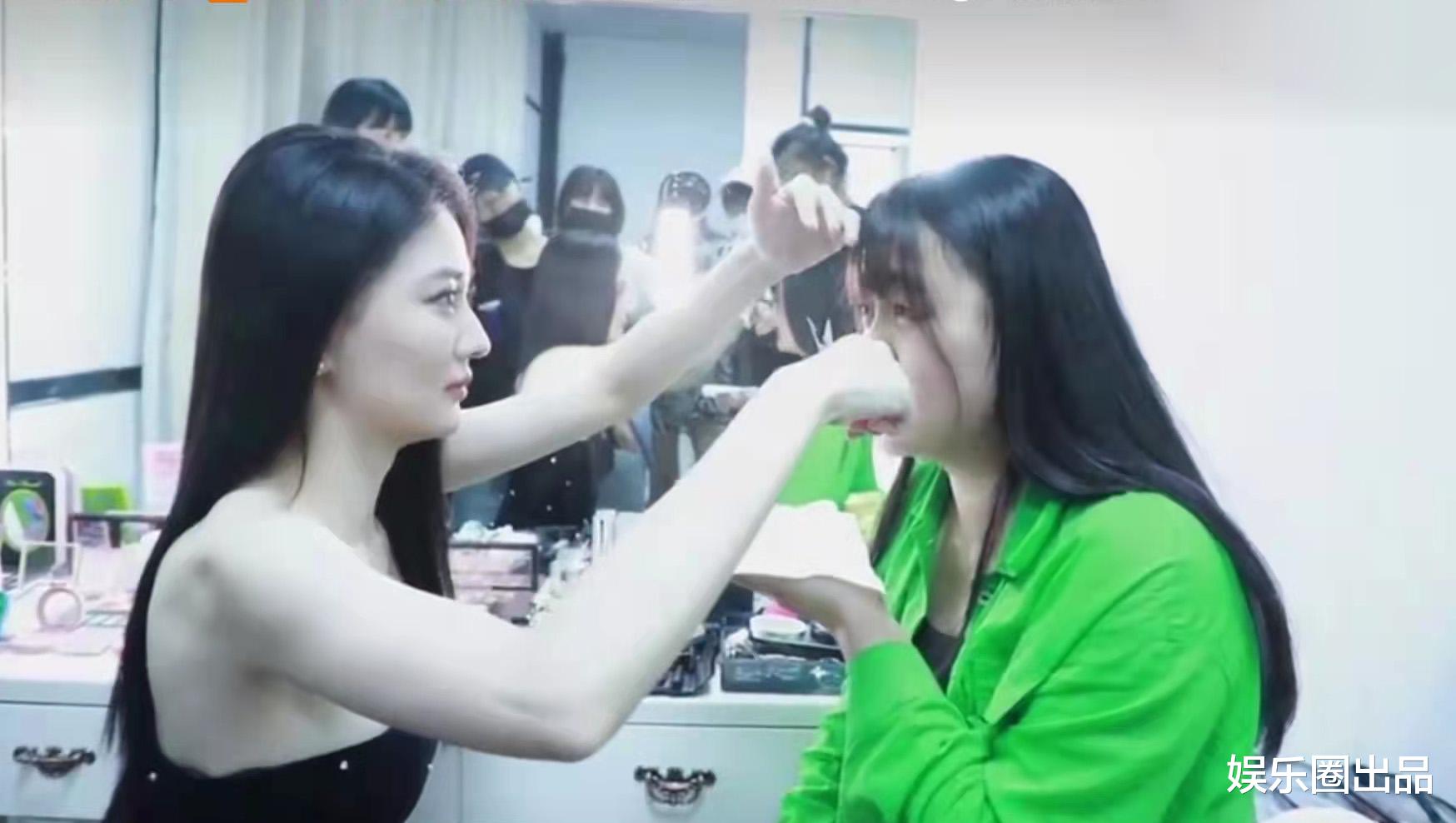 徐璐|徐璐给女助理剪刘海，神情专注手法娴熟，网友：平时没少练吧