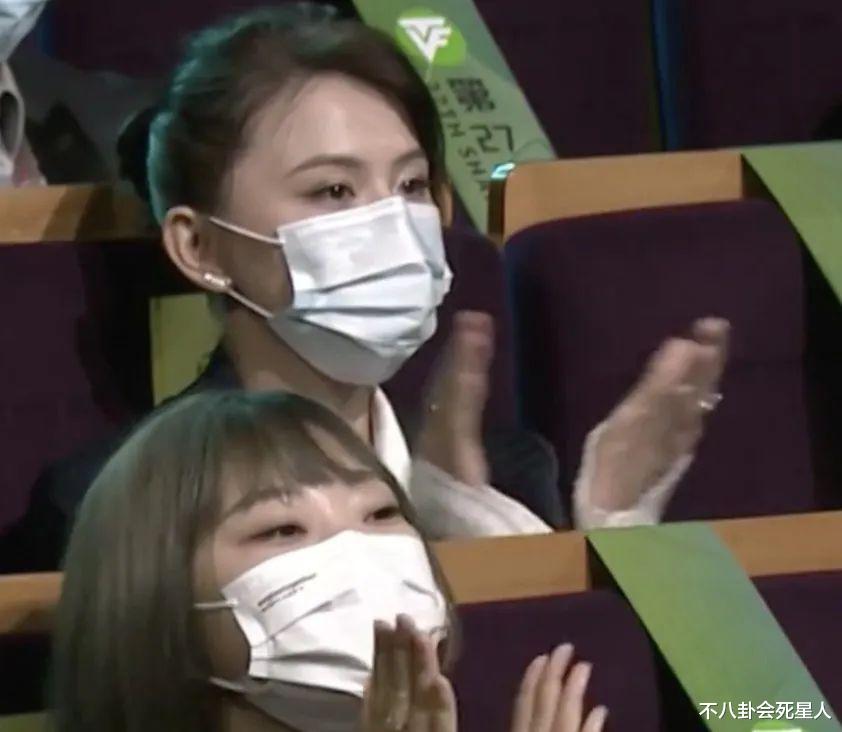 热依扎|白玉兰表情大赏：童瑶拿奖热依扎脸黑如锅底，鼓掌都带“恨”