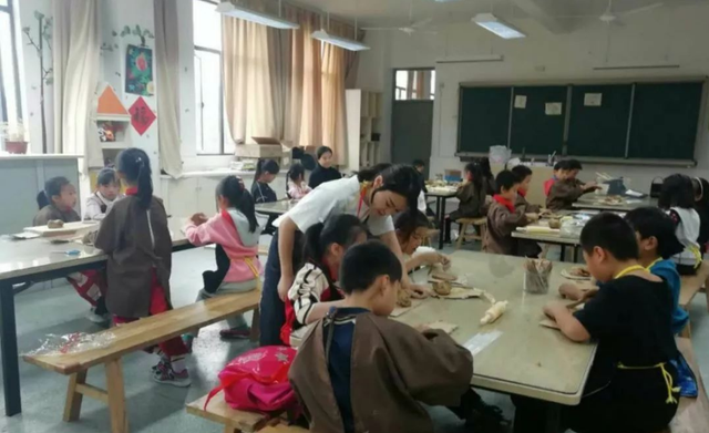 月月读唐诗|家长们的福音,小学延时服务时间再延长,可老师们却是有苦说不出