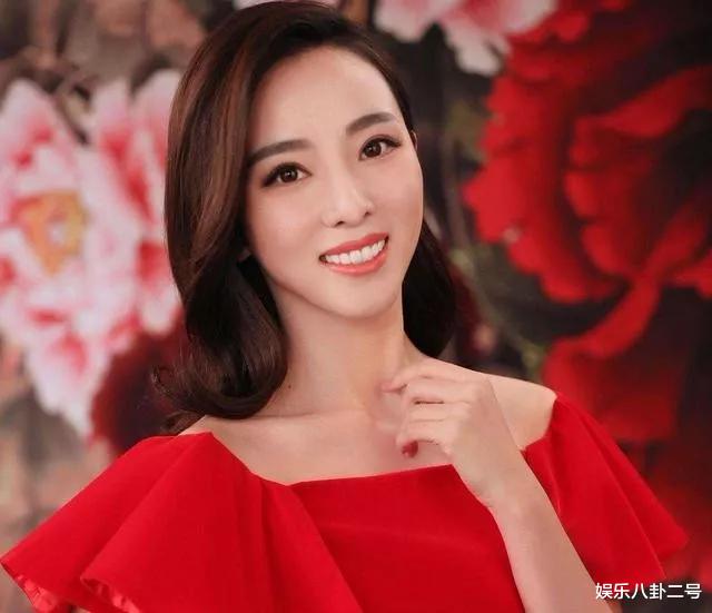 李思思|春晚：主持人李思思腰围登热搜，其实这对她来说，并不是一件好事