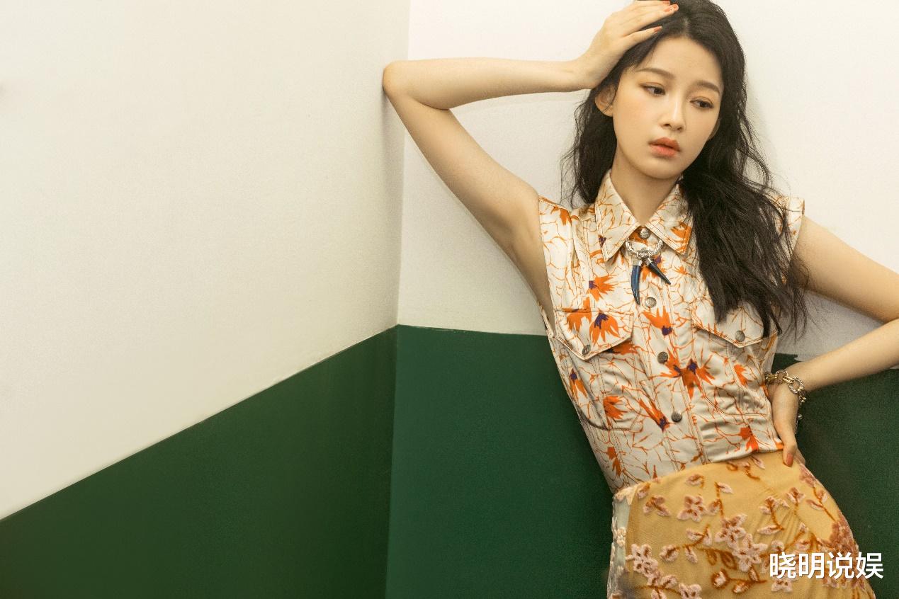 辣妹|孙怡红毯造型好惊艳，凹凸有致美背曲线优美迷人