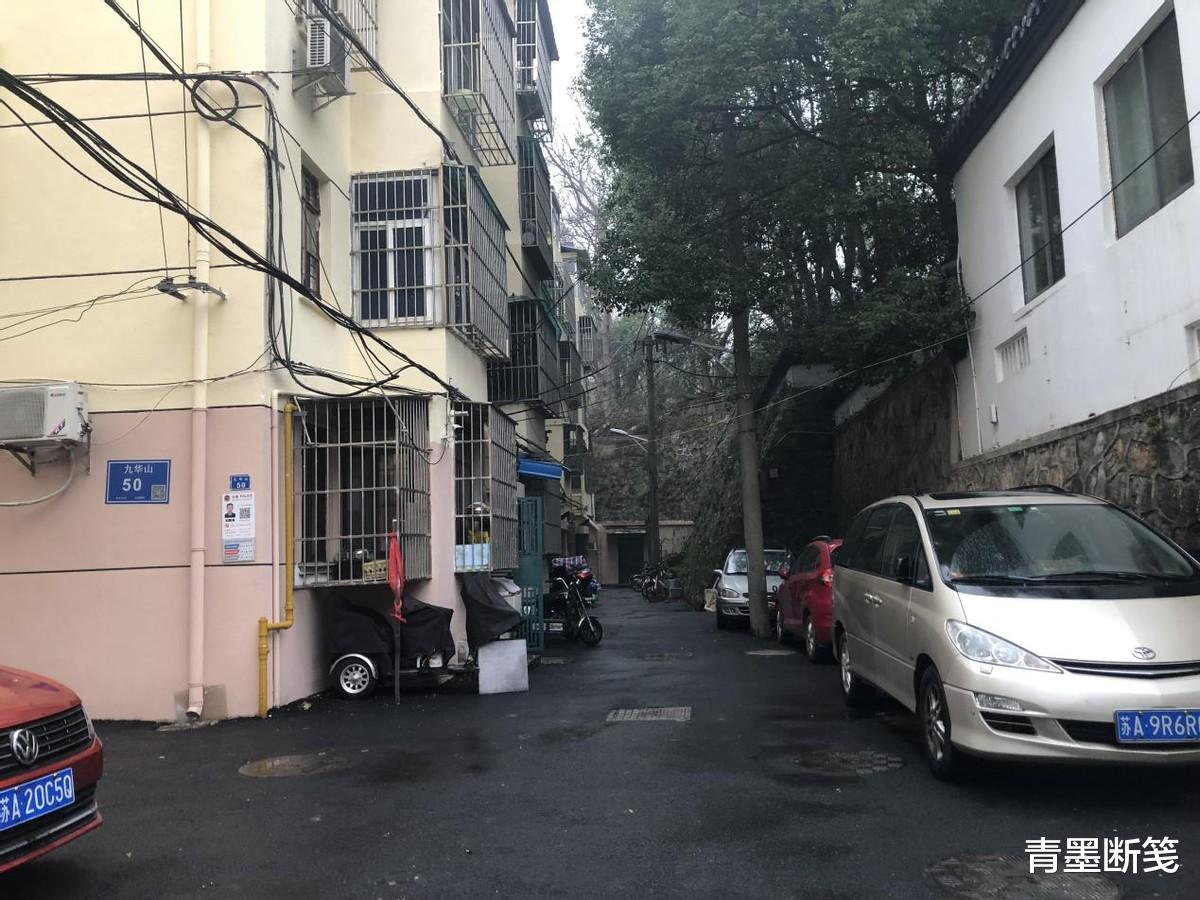 1992年,一名南京女学生在教学楼被奸杀,4天后在下水道发现尸体