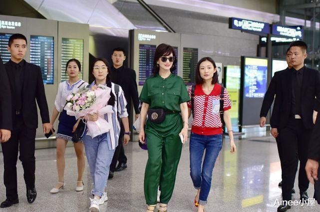 Ainee小屋|赵雅芝终于不扮嫩了，印花衬衫配九分裤优雅知性，有年龄感也养眼