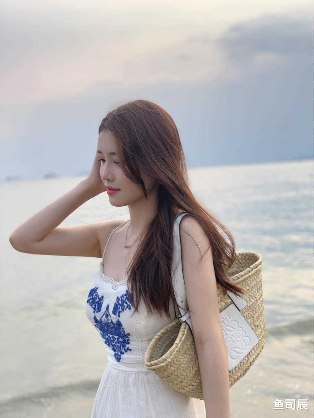 鱼司辰|今夏，女神都在这么穿，印花上衣搭配牛仔裤简约利落，美如初恋
