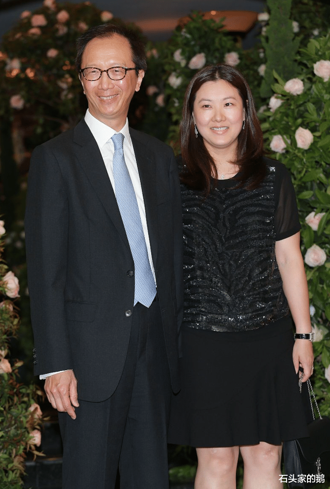 伏明霞|跳水皇后伏明霞风流情史无数，嫁大26岁老公，拼死生四胎。