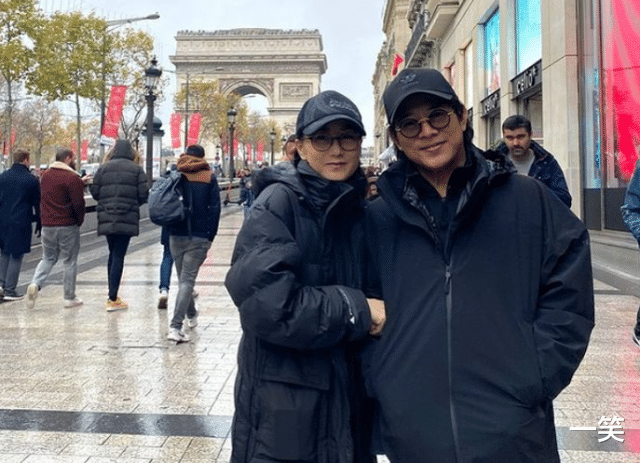 何炅|李连杰罕见现身，利智视角下与两女儿同框跨年，辟谣病逝谣言