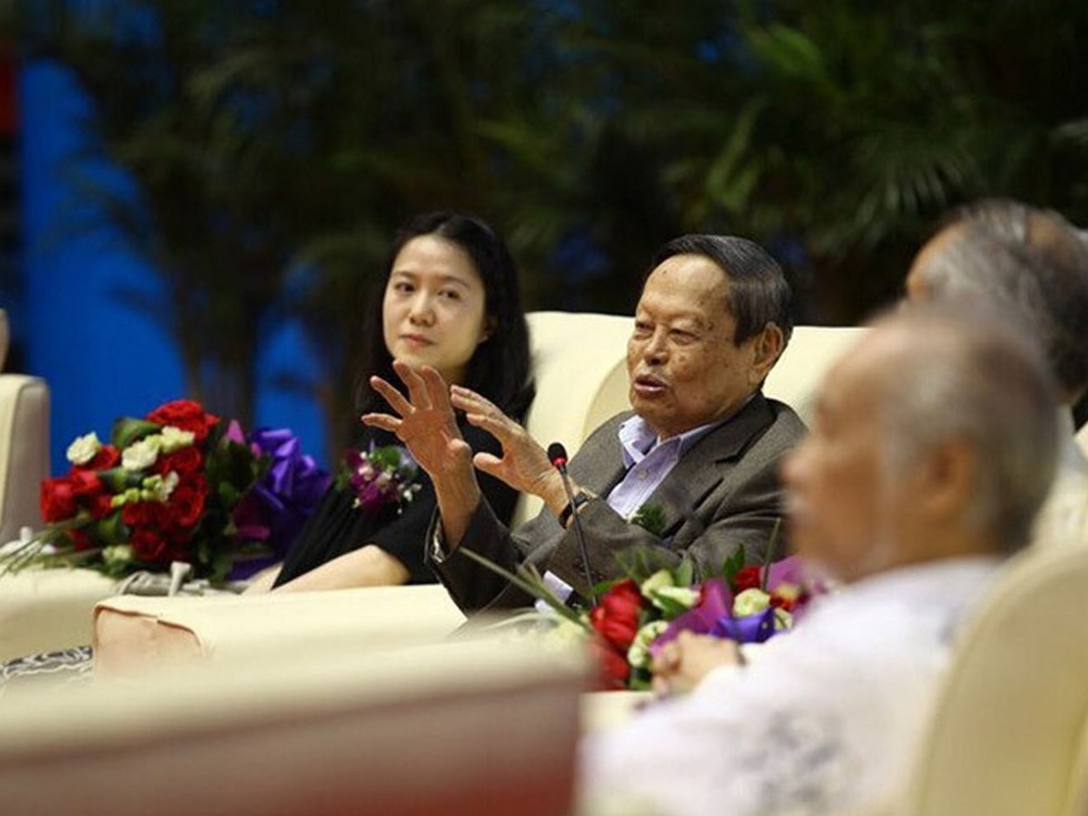 霍金 中国科学界泰斗杨振宁，为何被贬低辱骂？诸多成就霍金都望尘莫及