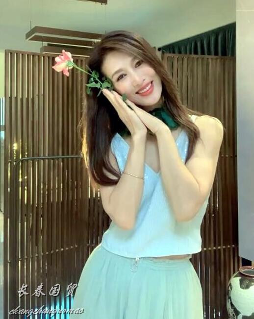 吴红玫|女星郑爽近况曝光：在家中翩翩起舞，肤白貌美性感妩媚