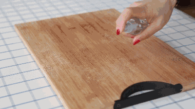 |菜板脏了用洗洁精就错了，教你一招，3分钟快速清洁，久用不发霉