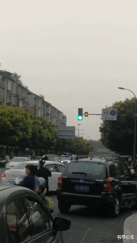 书尽心生|搞笑GIF：发型这下够日系，气质拿捏得死死的！