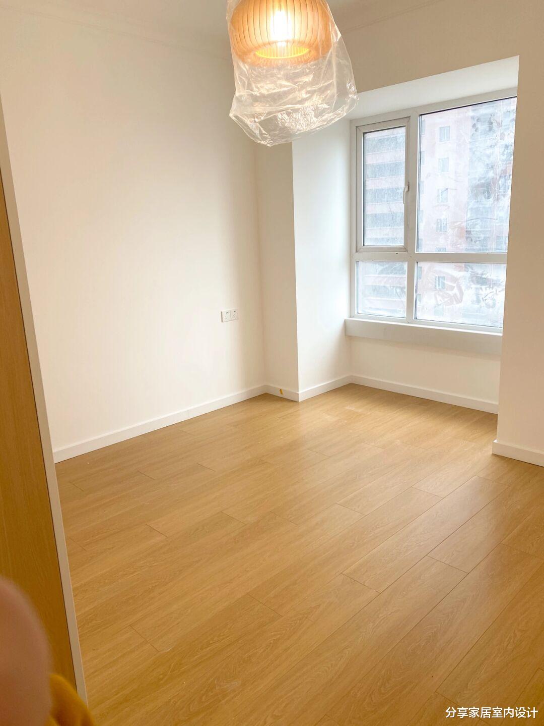 她家装修日式原木风，定制的柜子非常喜欢，电视墙很实用！