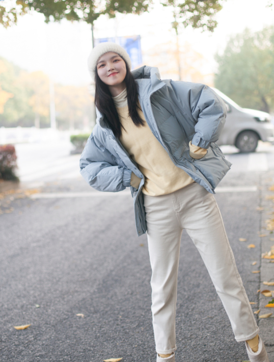 何有强 羽绒服别光买黑白灰,今年流行这件“婴儿蓝”,显白还很减龄!