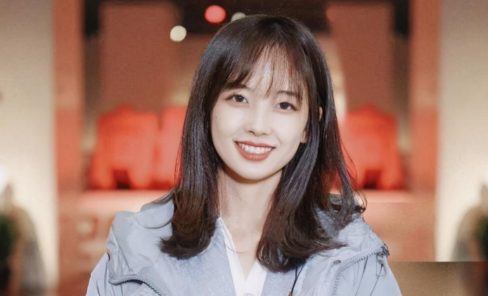 王冰冰|王冰冰现身校园被围观！手腕纤细双腿修长，与路人合照生图太惊艳