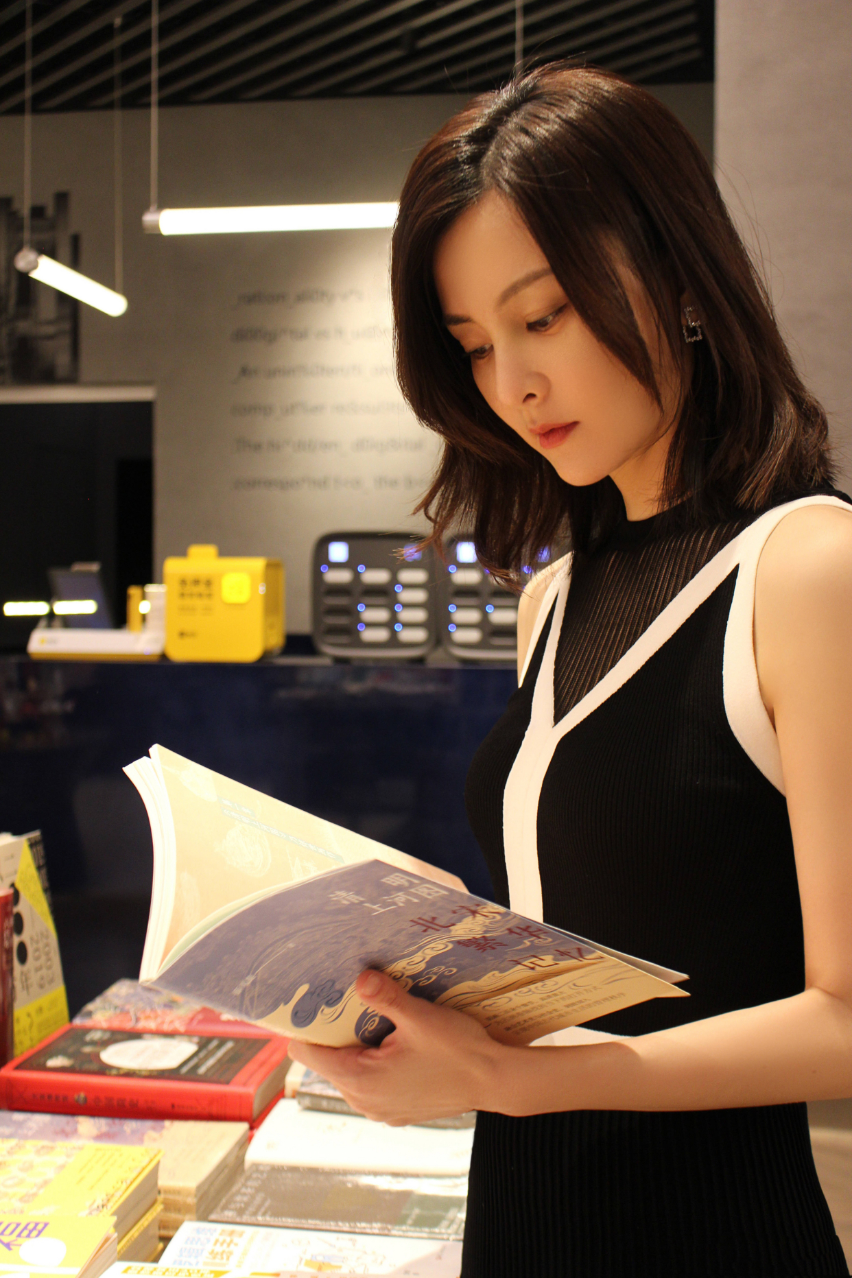 哚乐Like时尚|刘孜美得惊艳，43岁穿无袖修身针织裙优雅迷人，状态不输小姑娘