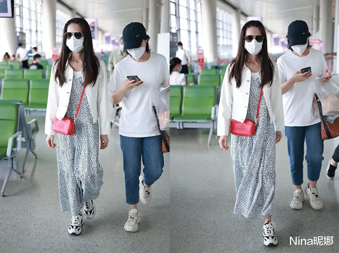 豹纹|李若彤罕见走机场,55岁穿豹纹裙温柔似邻家小姐,扎光明头天然头骨抢镜