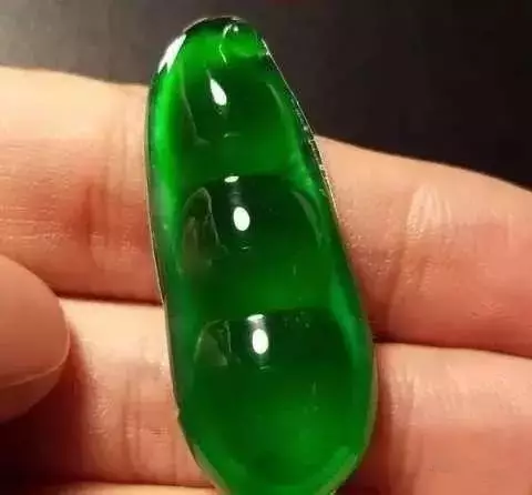 翡翠|如此梦幻的料子，雕出来的翡翠不卖几百万怎么行！