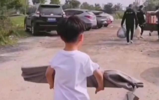 林生斌|林生斌带娃出门，孩子始终不敢看镜头，他会是网传的4岁儿子吗？