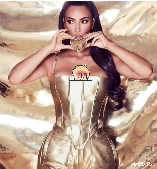 卡戴珊|卡戴珊最新宣传照曝光！一身金属色太惹眼，塑腰装勒腹还能喘气不
