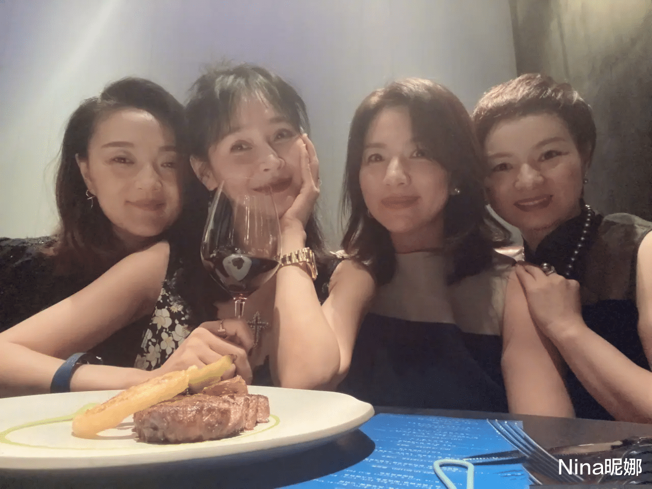 Nina昵娜|于明加罕见一家五口为女庆生，祖孙三共用一张脸，大女儿似妈翻版