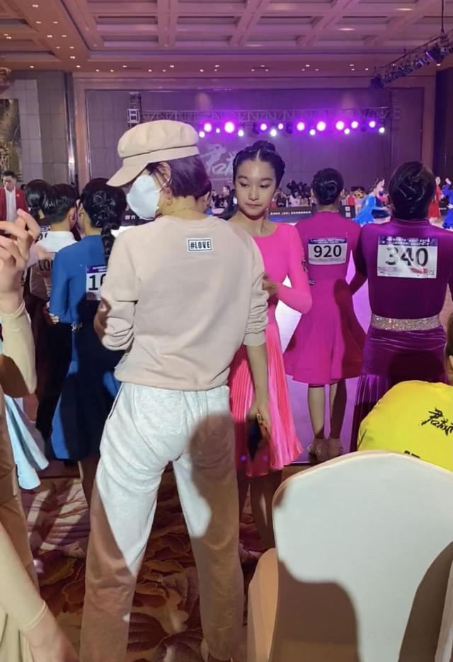 穿衣搭配|马伊琍太宠女！全天助阵女儿比赛特意染紫短发，穿裤子卡裆好尴尬