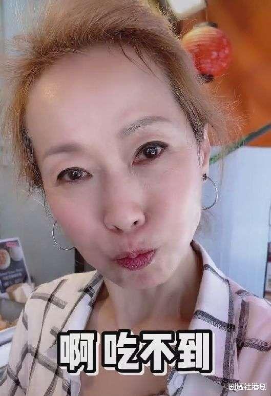 长津湖|58岁叶童罕见晒动态，吃路边摊与粉丝互动，被指瘦成纸片人