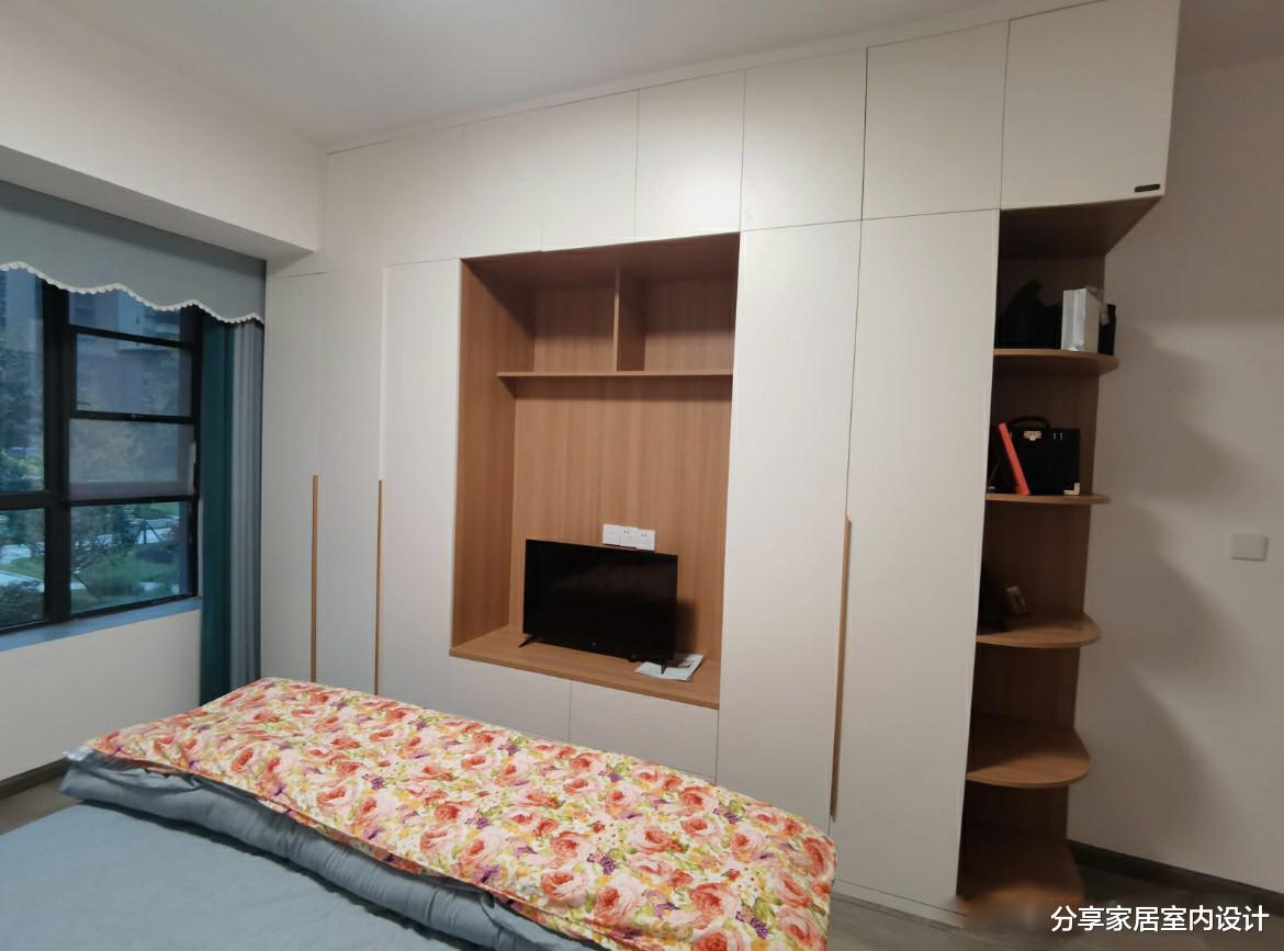 她家买二楼新房赠送80平露天超大阳台，真的是赚大了，让人羡慕！