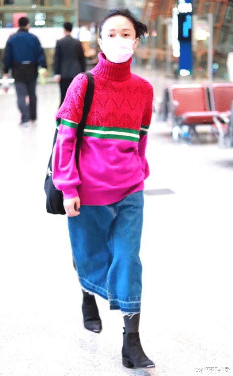 衣在配不在贵 周迅的时尚看不懂,毛衣只穿“上半截”,虽然有些别扭,却挺时髦