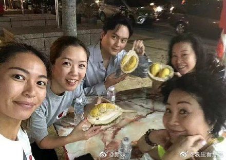 张智霖|张智霖30年没换过化妆师，谢天华感慨：“真的很长情”