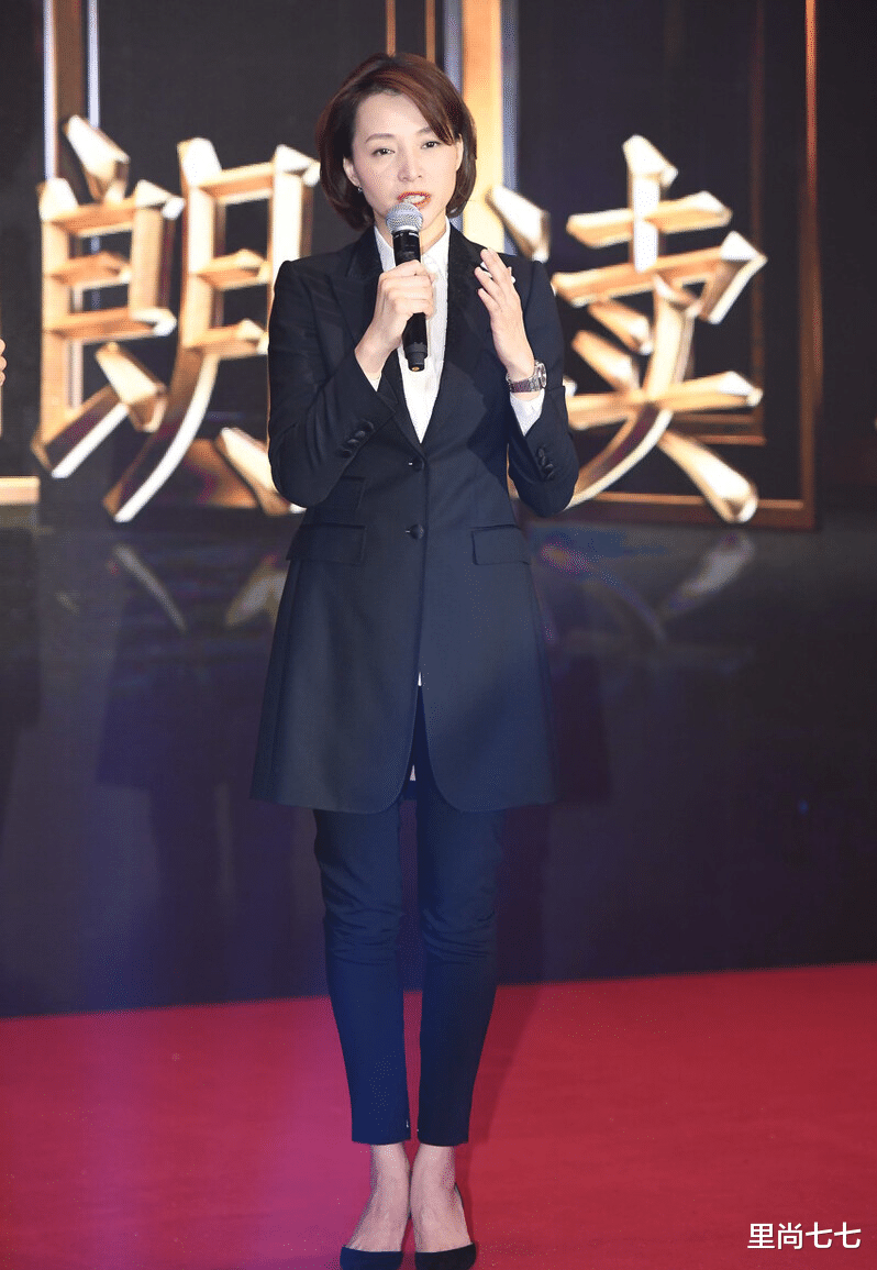 董卿 董卿久违露面当评委，穿企业家造型腿瘦得像竹竿，炸毛刘海抢镜