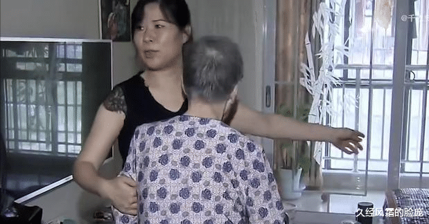 94岁老人卧床,54岁女儿指责3个哥哥不赡养,儿子:她都是自找的