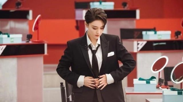 张馨予|从黑料不断到最美军嫂，张馨予为何烂牌打成王炸？你看何捷啥背景