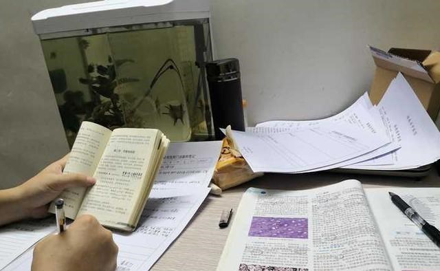 秘书|女生“理想男友职业”榜单公布,公务员竟是垫底,榜首是这个