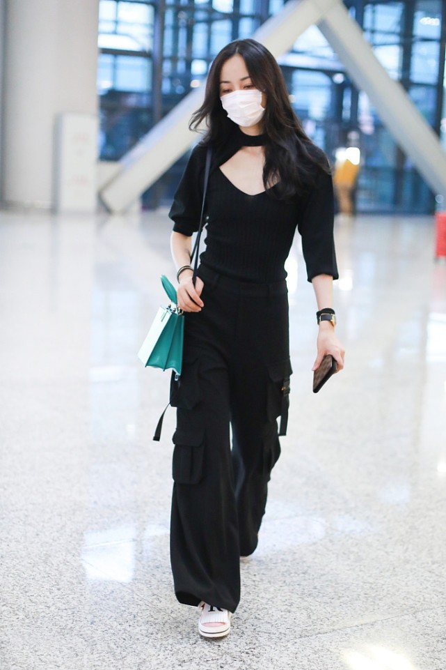 大表姐的时尚圈|韩雪的造型真显气场，“露腰式”搭配活力潮流，38岁这样穿够大胆