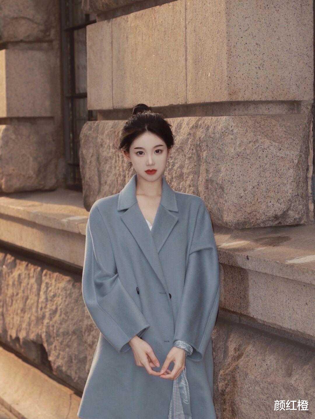 颜红橙 秋冬买大衣,尽量别选经典色,太常见了,这几种颜色更有范