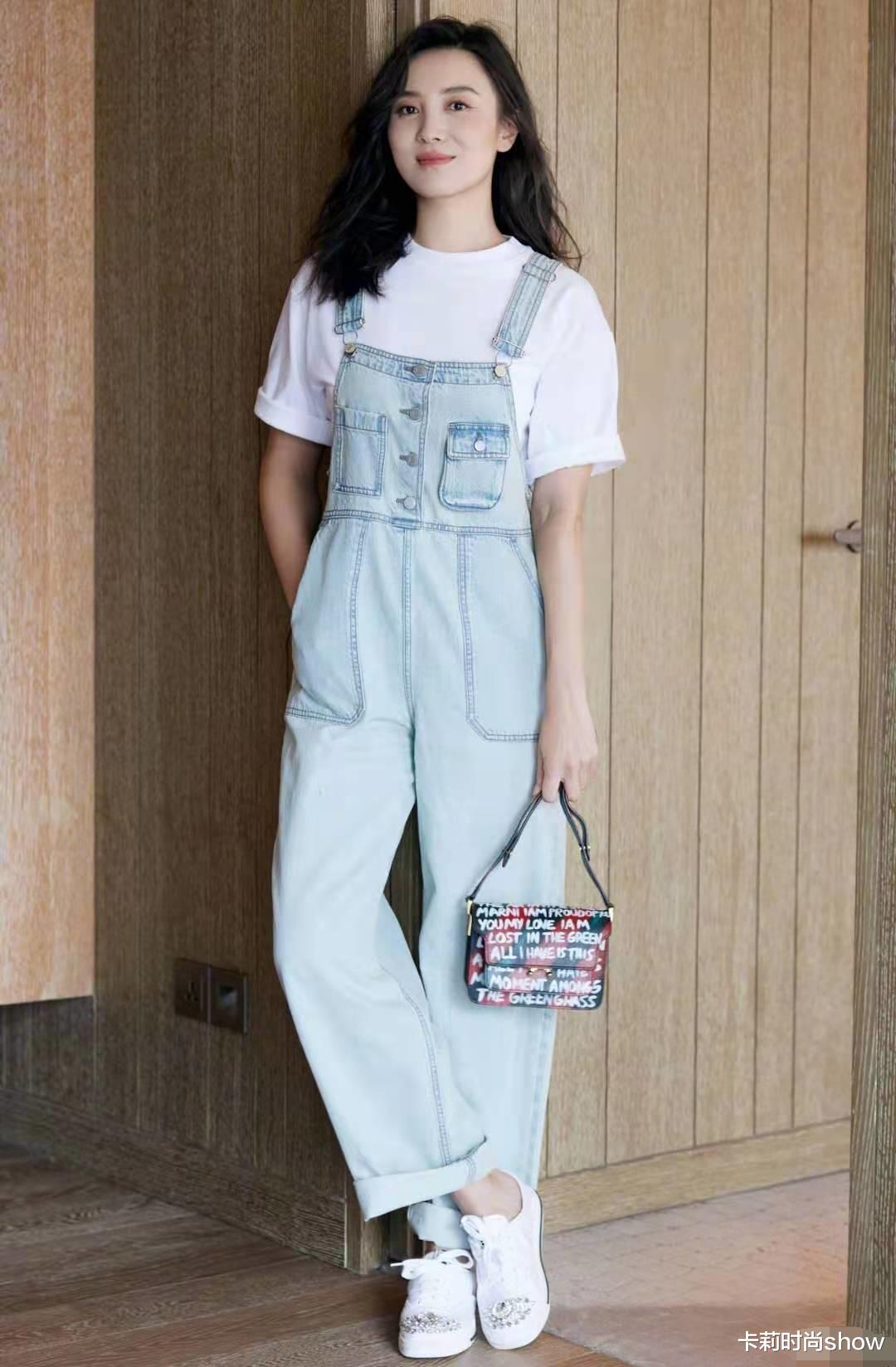 卡莉时尚show|宋佳街头风都能驾驭，慵懒造型看着有小女孩范，完全不像40岁