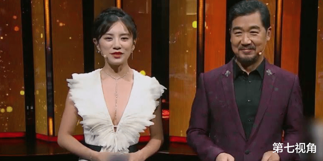 主持人|知名女主持人现场失误，少穿一件衣服，张国立硬是60分钟都没转头