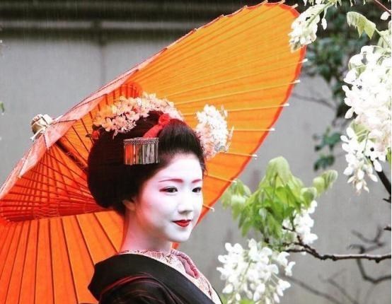 奶豆说育儿|比裹脚还恐怖:束腰和黑齿,可以吓哭孩子